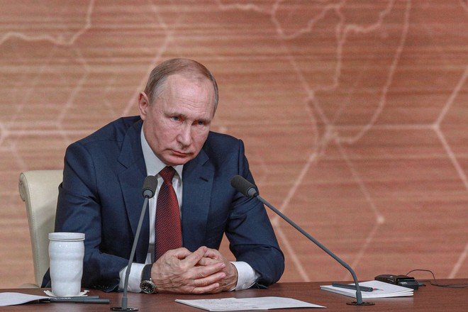 Путин запретил военным кораблям спускать флаг перед противником